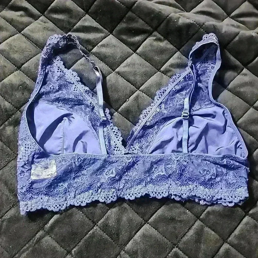 NWOT- dark blue lace bralette!
